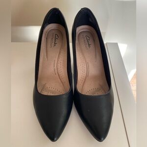 Clarks black leather pumps